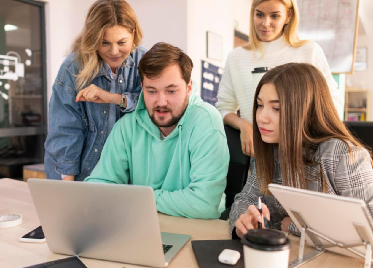 Workshop-Materialien und Notizen auf einem Tisch während einer Übungseinheit