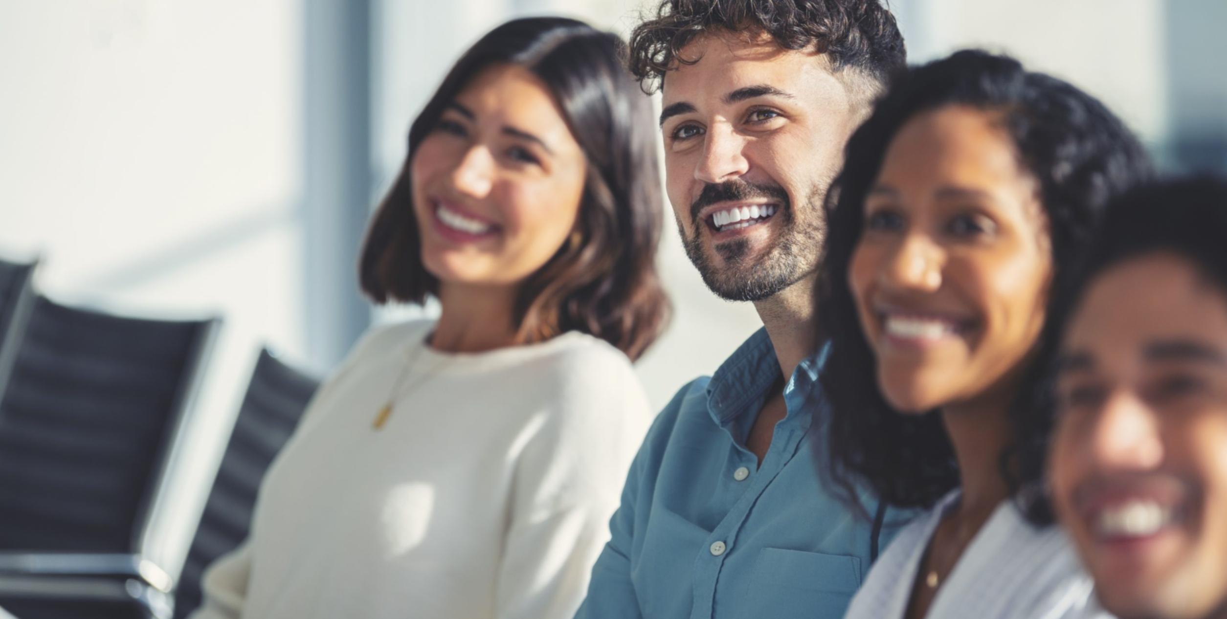 Teilnehmer bei einem interaktiven Workshop zur persönlichen Entwicklung